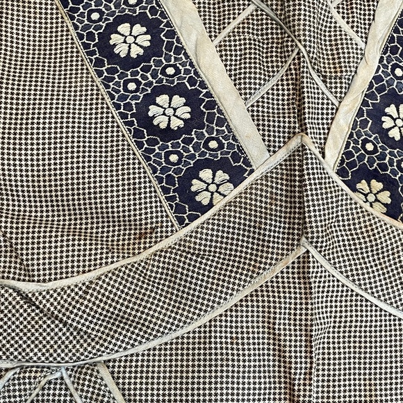 Antique Little Girl’s Apron With Photo of Original Owner Wearing It - Picture 10 of 16